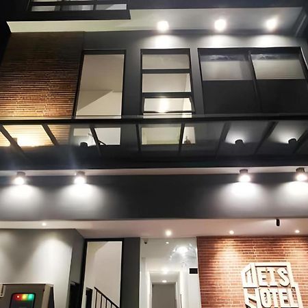 Weis Hotel Simpang Lima Semarang Esterno foto