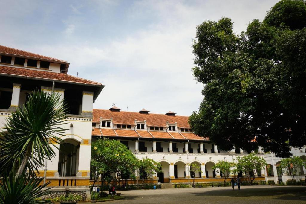 Weis Hotel Simpang Lima Semarang Esterno foto